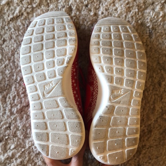 🎉2xHP🎉{Nike} Roshe One Winter red sneakers - Picture 5 of 5